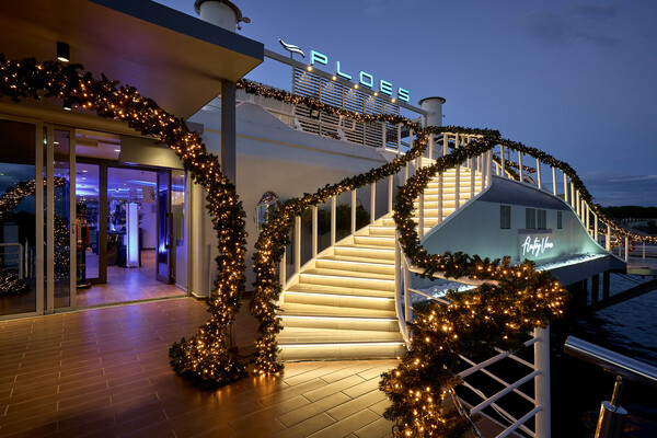 Ploes Floating Venue: O πρωτοποριακός χώρος εκδηλώσεων που είναι κυριολεκτικά μέσα στη θάλασσα