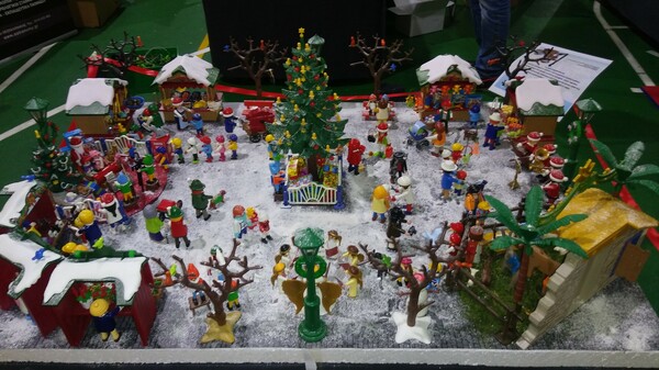 Χριστουγεννιάτικο χωριό με Playmobil από συλλέκτη χομπίστα μας ξανακάνει παιδιά