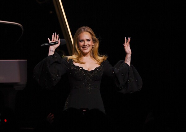 Adele: Δικαστήριο στην Βραζιλία αποσύρει προσωρινά το τραγούδι «Million Years Ago»