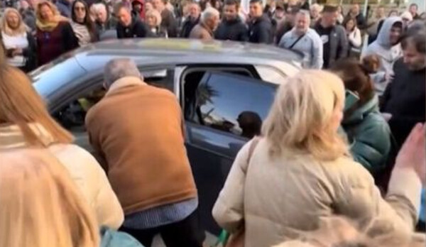 Χαλάνδρι: «Γυρνάω και βλέπω 200 άτομα μαζεμένα» λέει ο οδηγός που πάρκαρε στη μέση του δρόμου