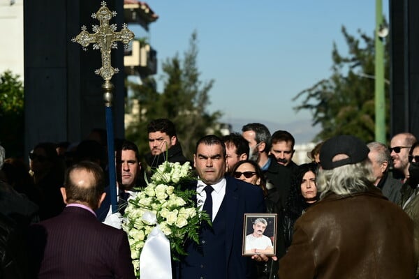 Δημήτρης Ήμελλος: To τελευταίο χειροκρότημα από οικογένεια, φίλους και ηθοποιούς