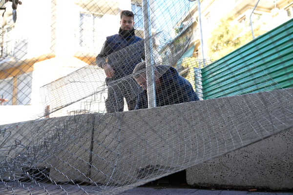 Εξάρχεια: Οι κάτοικοι κέρδισαν τρίτο δικαστήριο - Απομακρύνονται κι άλλες λαμαρίνες