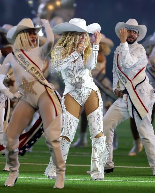 Η Beyoncé on stage τραγουδά με την κόρη της το «Texas Hold 'Em»