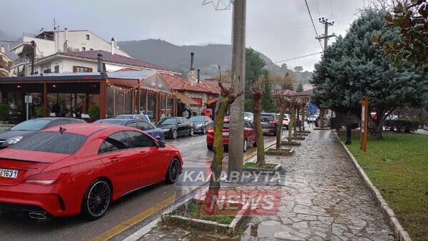 Η Τροχαία διακόπτει την κυκλοφορία προς τα Καλάβρυτα: «Υπάρχει αυξημένη κίνηση»