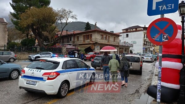 Η Τροχαία διακόπτει την κυκλοφορία προς τα Καλάβρυτα: «Υπάρχει αυξημένη κίνηση»