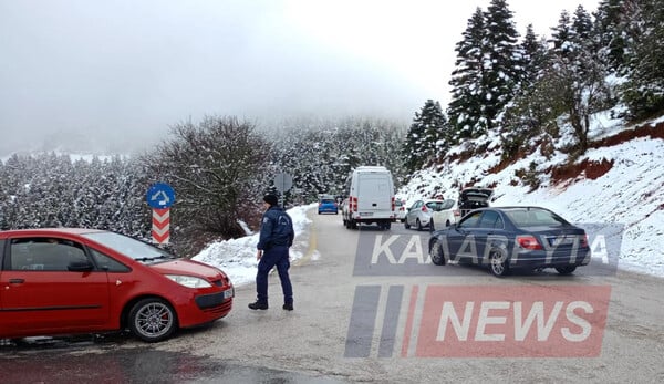 Η Τροχαία διακόπτει την κυκλοφορία προς τα Καλάβρυτα: «Υπάρχει αυξημένη κίνηση»