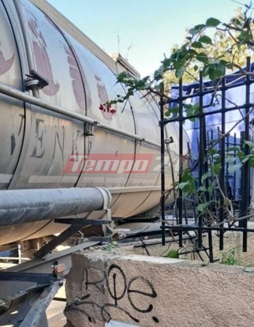 Σφοδρό τροχαίο στην Πάτρα - Βυτιοφόρο έπεσε πάνω σε μάντρα σπιτιού