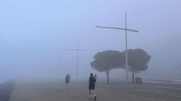 Πέπλο ομίχλης «εξαφάνισε» τη Θεσσαλονίκη