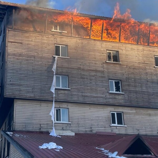 «Πατέρας πέταξε το μωρό του από τον 11ο όροφο» - 66 οι νεκροί από τη φωτιά στην Τουρκία