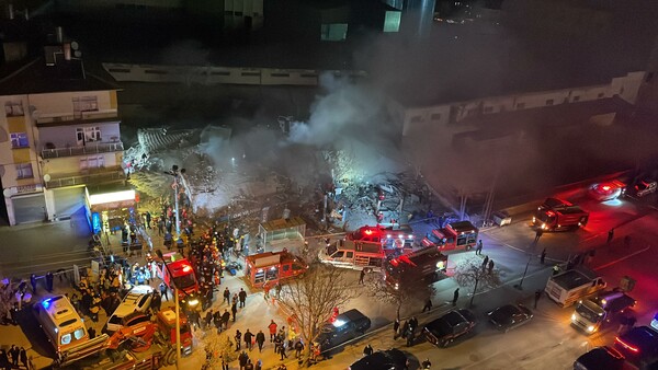 Τουρκία: Η στιγμή που καταρρέει τριώροφο κτήριο στο Ικόνιο - Ο διάλογος διασώστη με εγκλωβισμένο