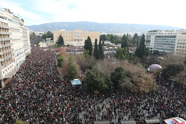 Η μεγάλη συγκέντρωση στο Σύνταγμα για τα Τέμπη