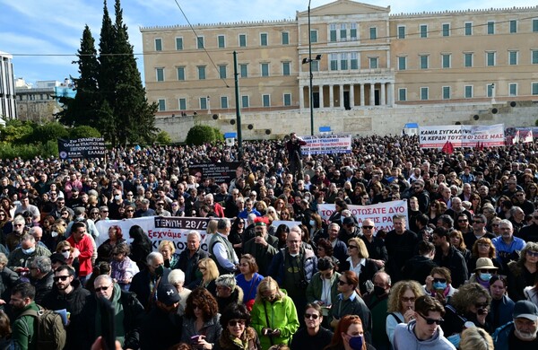 Η μεγάλη συγκέντρωση στο Σύνταγμα για τα Τέμπη