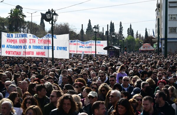 Η μεγάλη συγκέντρωση στο Σύνταγμα για τα Τέμπη