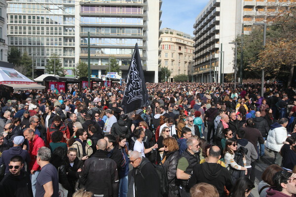 Η μεγάλη συγκέντρωση στο Σύνταγμα για τα Τέμπη