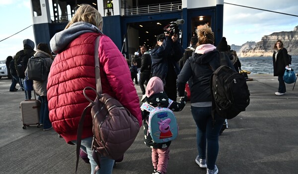BBC: «Η Σαντορίνη φοβάται για την τουριστική περίοδο, οι σεισμοί πλήττουν το νησί»