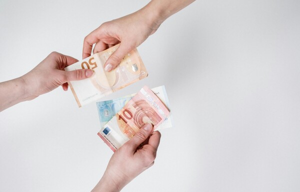 Ποια επιδόματα θα πληρώνονται από 15 Μαρτίου σε προπληρωμένη κάρτα