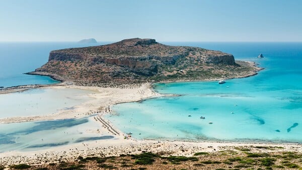 Το Ελαφονήσι είναι η καλύτερη παραλία στον κόσμο για το 2025, σύμφωνα με το TripAdvisor