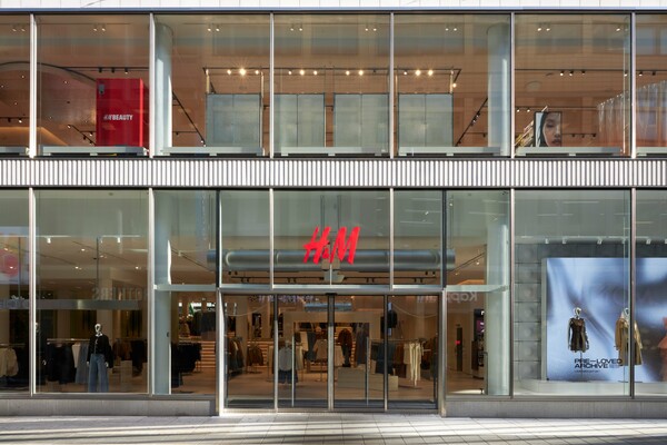 Μέσα στην Αποστολή της H&M να απελευθερώσει τη μόδα για όλους: Μια ιστορία μόδας που μαγεύει 