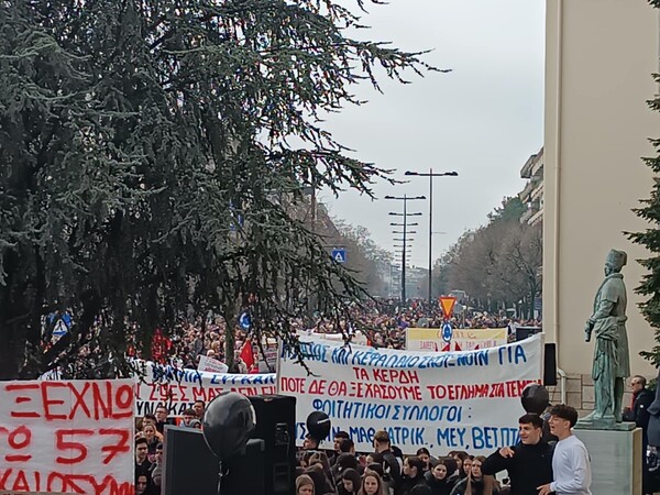 Γιάννενα - Τέμπη: Τέσσερις γενιές ανθρώπων στη συγκέντρωση