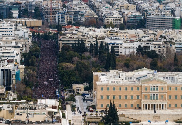 Τέμπη: Eνός λεπτού σιγή στη Βουλή - Τα μηνύματα των πολιτικών