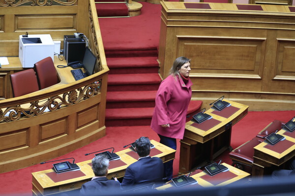 Ενός λεπτού σιγή στη Βουλή για τα θύματα των Τεμπών
