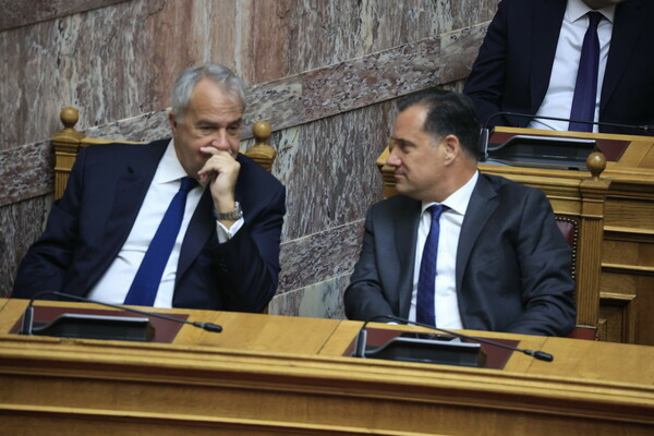 Ενός λεπτού σιγή στη Βουλή για τα θύματα των Τεμπών