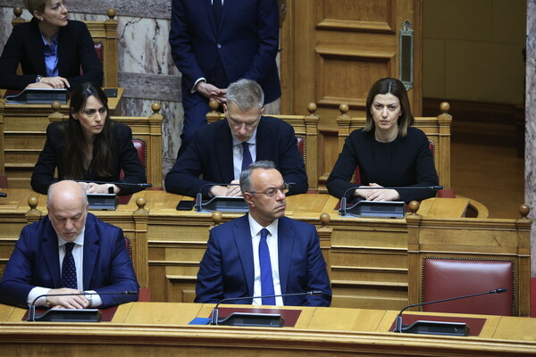 Ενός λεπτού σιγή στη Βουλή για τα θύματα των Τεμπών