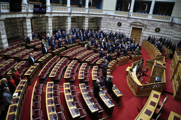 Ενός λεπτού σιγή στη Βουλή για τα θύματα των Τεμπών