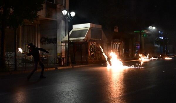 «Δικαιοσύνη»: Χιλιάδες πολίτες στους δρόμους για τα Τέμπη