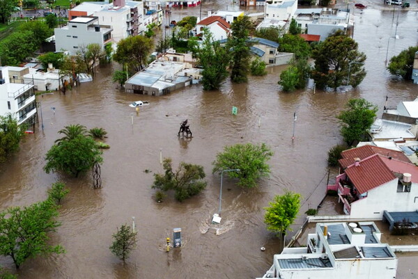 Αργεντινή: Τουλάχιστον έξι νεκροί από την καταρρακτώδη βροχή σε μια παραθαλάσσια πόλη	