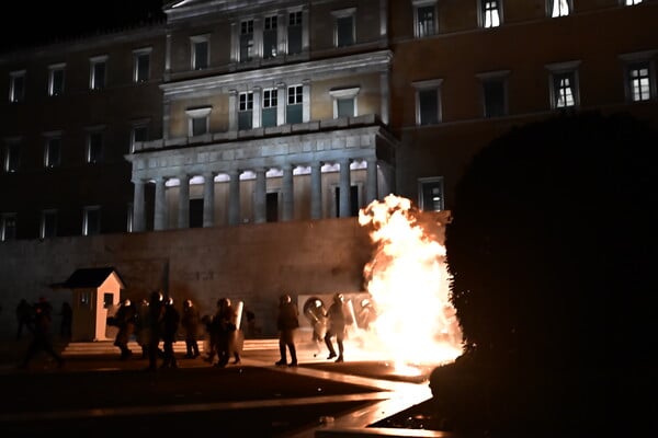 Επεισόδια και κρότου λάμψης έξω από τη Βουλή στο συλλαλητήριο για τα Τέμπη 