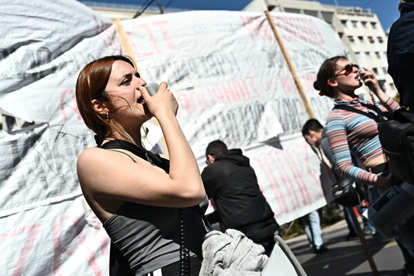 Πανεκπαιδευτικό συλλαλητήριο για τα Τέμπη: Φοιτητές και μαθητές στα Προπύλαια