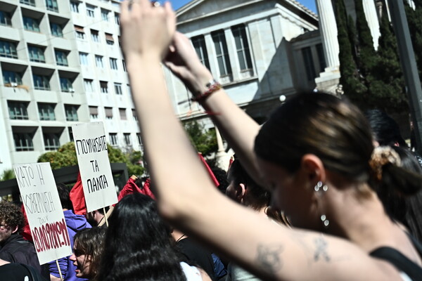 Πανεκπαιδευτικό συλλαλητήριο για τα Τέμπη: Φοιτητές και μαθητές στα Προπύλαια