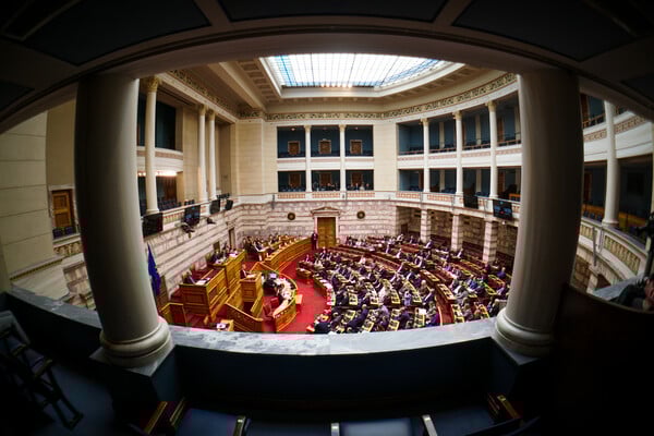 Πρόταση δυσπιστίας: Όσα συνέβησαν στη Βουλή, οι αντιπαραθέσεις και η διαγραφή