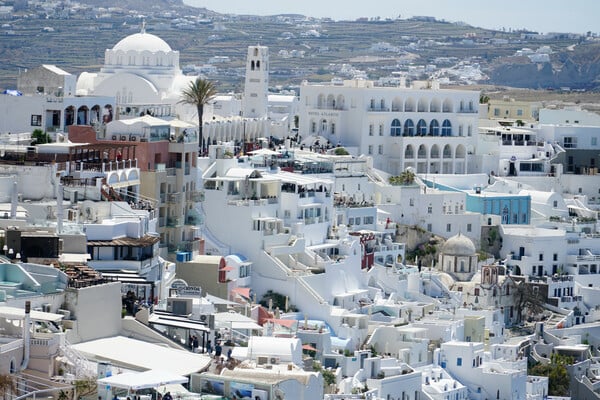 Τα «μυστήρια» της Μήλου και το κρυφτούλι της τουριστικής υπερ δόμησης στις Κυκλάδες