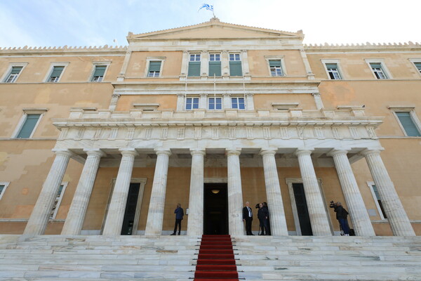 Live - Βουλή: Ορκίζεται Πρόεδρος της Δημοκρατίας ο Κωνσταντίνος Τασούλας