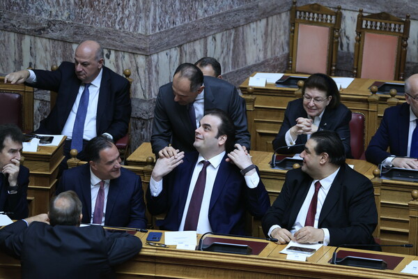 Live - Βουλή: Ορκίζεται Πρόεδρος της Δημοκρατίας ο Κωνσταντίνος Τασούλας