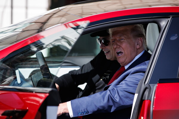 Επιστολή Tesla για τους δασμούς Τραμπ: «Ο εμπορικός πόλεμος θα βλάψει τις αυτοκινητοβιομηχανίες»
