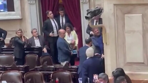 Ένταση στη Βουλή της Αργεντινής για σκάνδαλο κρυπτονομισμάτων – Βουλευτές πιάστηκαν στα χέρια