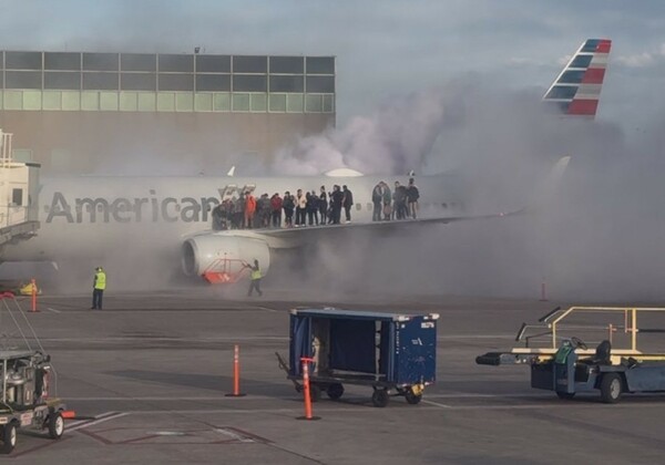Κινητήρας Boeing 737 πήρε φωτιά - Από το φτερό βγήκαν οι επιβάτες