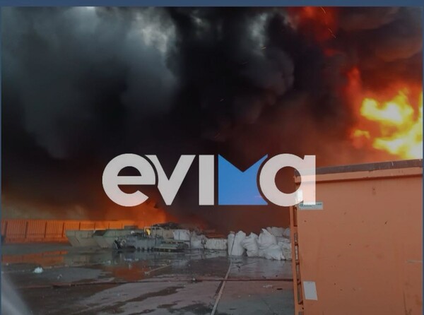 Σε εξέλιξη η φωτιά στη Ριτσώνα - Το εργοστάσιο κάηκε ολοσχερώς