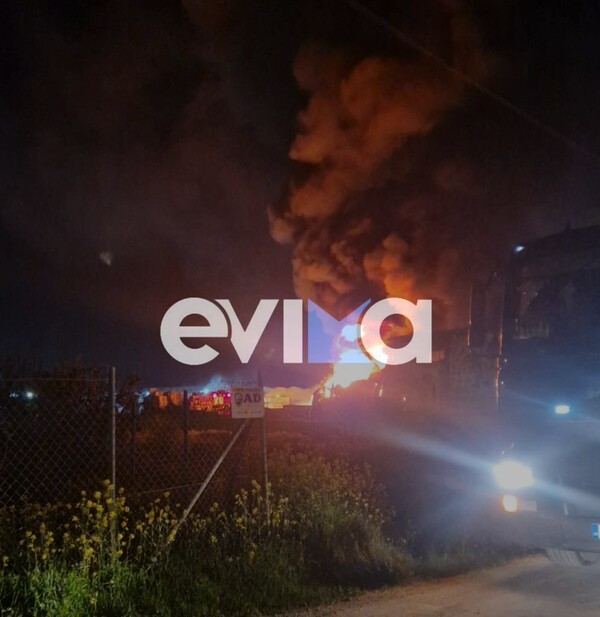 Σε εξέλιξη η φωτιά στη Ριτσώνα - Το εργοστάσιο κάηκε ολοσχερώς