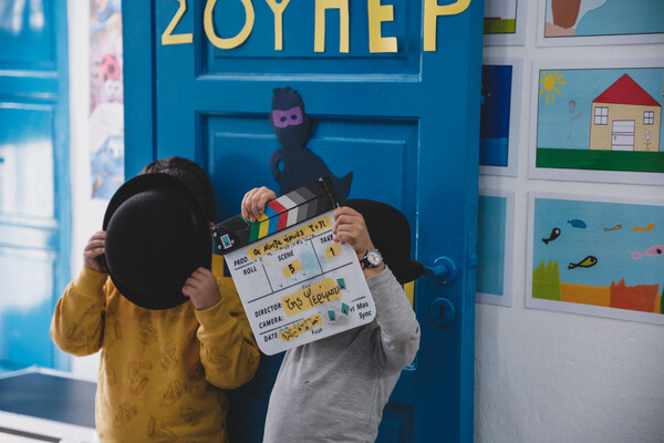 «Εσύ, θείο, δεν θα φύγεις, θα μείνεις εδώ μαζί μου!» ή Γιάννα Δεληγιάννη: «Βρίσκω την ουσία μόνο στο να στηρίζει ο ένας τον άλλον». ή Η Γιάννα Δεληγιάννη προβάλλει ταινίες στους μαθητές της άγονης γραμμής.