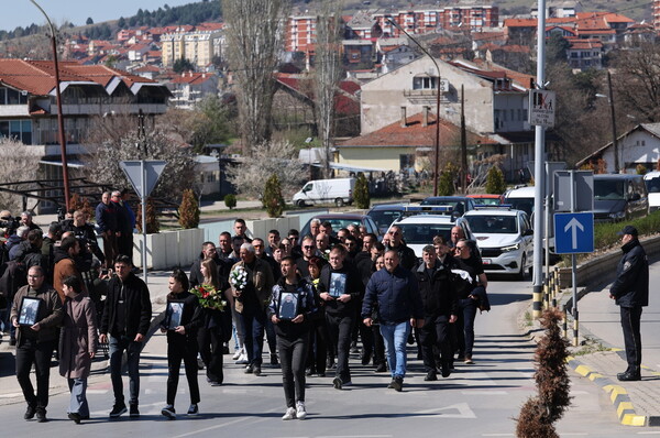 Βόρεια Μακεδονία: Βαρύ πένθος στις κηδείες των θυμάτων στο Κοτσάνι