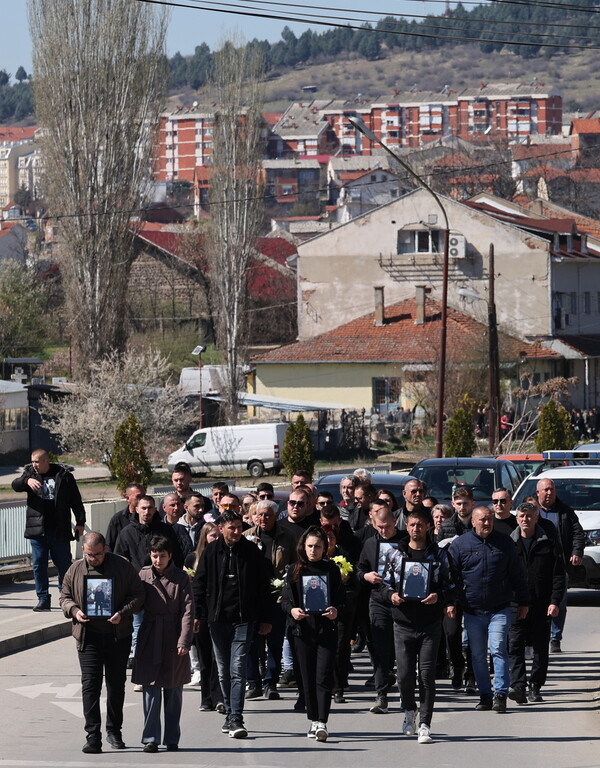 Βόρεια Μακεδονία: Βαρύ πένθος στις κηδείες των θυμάτων στο Κοτσάνι