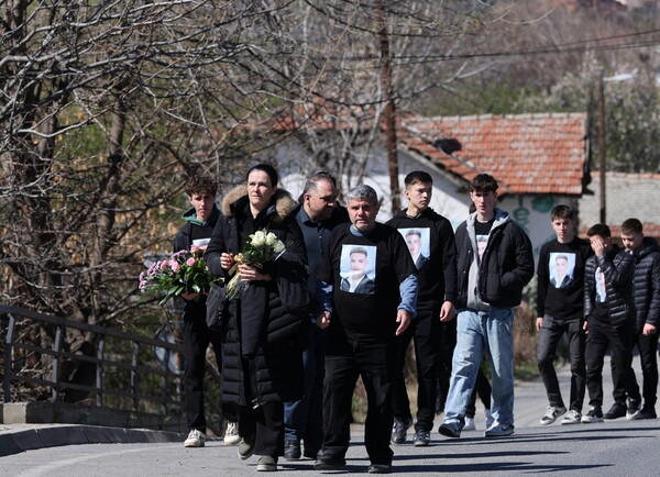 Βόρεια Μακεδονία: Βαρύ πένθος στις κηδείες των θυμάτων στο Κοτσάνι