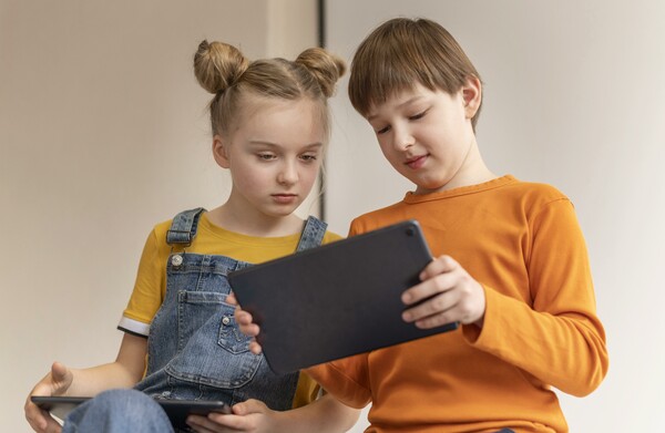 Υπολογιστές και tablet στα δημοτικά σχολεία μόνο για δύο ώρες την εβδομάδα, λέει η Μαδρίτη