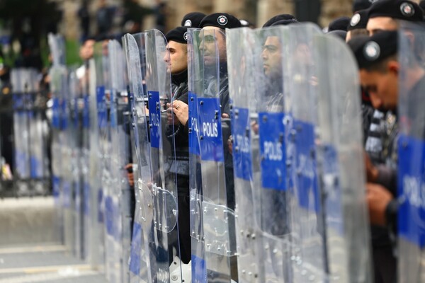 Δεκάδες συλλήψεις στην Τουρκία για αναρτήσεις μετά τη σύλληψη Ιμάμογλου
