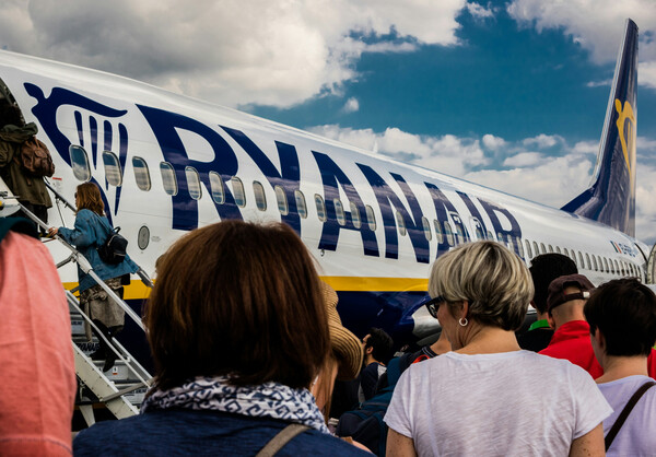 Non-binary επιβάτης μηνύει τη Ryanair για την έλλειψη επιλογών ουδέτερου φύλου στο site της