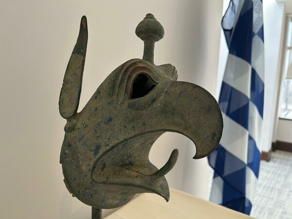 Παραδίδεται στην Αρχαία Ολυμπία η κεφαλή του γρύπα που επαναπατρίστηκε από τη Νέα Υόρκη